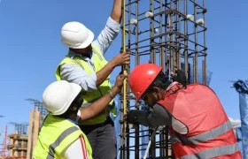 people-working-construction-site-against-sky_1048944-12788737 (1)